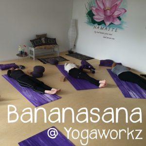 Bananasana yoga door Yogaworkz